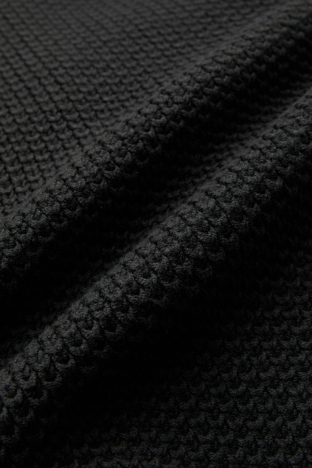 **니트 하이브리드 아우터**는 겨울철 추위에도 끄떡없는 보온성을 제공하는 남성용 점퍼입니다. 무지 디자인에 블랙 컬러로, 캐주얼 및 스포티 스타일을 연출하기 좋습니다. 부드러운 촉감의 니트 소재와 방풍, 발수 기능을 갖춘 초경량 아우터로, 탈부착 후드가 있어 레이어링이 용이합니다. 머스코비 덕다운 충전재를 사용하여 보온성을 극대화했으며, 출근룩이나 여행룩 등 다양한 TPO에 활용 가능합니다. 레귤러핏에 긴 소매, 집업 스타일로 편안하고 활동적인 착용감을 선사합니다.
