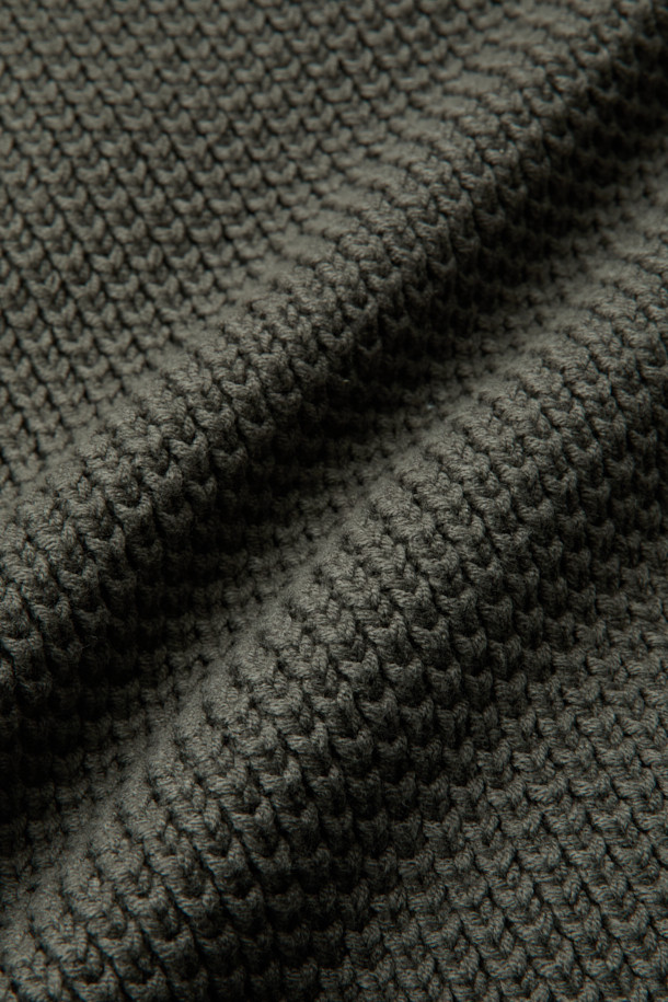 세련된 니트 하이브리드 아우터 점퍼입니다. 캐주얼, 미니멀, 클래식 스타일을 아우르며, 일상과 출근룩에 모두 잘 어울립니다. 카키 및 올리브 색상으로 출시되어 겨울철 스타일링에 포인트를 더합니다. 초경량 나일론과 니트 소재의 조합으로 뛰어난 착용감과 보온성을 제공하며, 덕다운 충전재, 방풍, 발수 기능, 탈부착 후드, 하이브리드 디자인 등 다양한 특징을 갖췄습니다. 레귤러핏에 집업 스타일로 편안함과 활동성을 동시에 잡았습니다.
