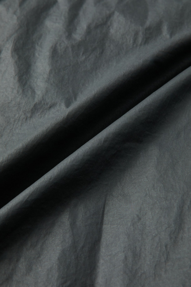 올메텍스 카본 라파예트는 남성용 겨울 점퍼입니다. 카본 및 블랙 컬러로 출시되었으며, 밀리터리와 빈티지 스타일을 동시에 느낄 수 있습니다. MA-1, B-15 코트 타입 디자인에 탈부착 가능한 리얼 FUR 칼라와 구스다운 충전재를 사용하여 보온성을 높였습니다. 방풍 및 발수 기능을 갖춘 면혼방 소재에 카본 코팅 처리와 빈티지 워싱 가공으로 내구성을 더했으며, 세미루즈핏과 드롭 숄더 디자인으로 편안한 착용감을 제공합니다. 출근룩, 여행룩, 클래식, 미니멀, 워크웨어 스타일을 즐기는 분들께 추천합니다.
