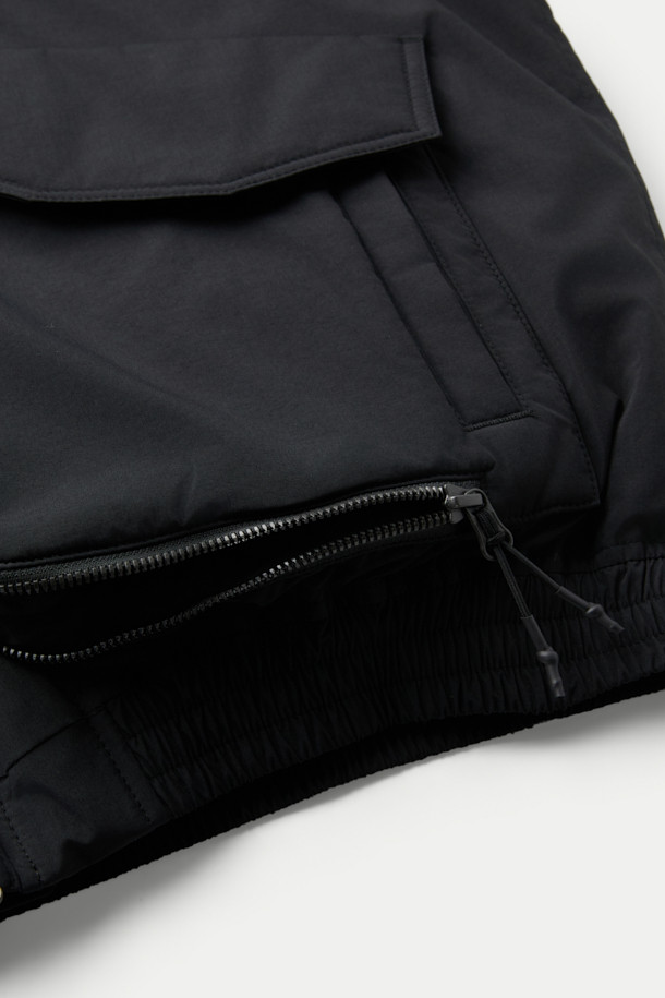 SERIES; X UNAFFECTED MK3 하이브리드 다운 봄버는 남성용 아우터로, 겨울철 일상룩에 적합한 다운 점퍼입니다. 블랙 컬러에 무지 패턴으로 미니멀하면서도 스트릿 스타일을 연출할 수 있으며, 하이넥 디자인과 플랩 포켓 디테일이 돋보입니다. 오버핏 크롭 기장으로 트렌디함을 더하고, 보온성과 방수 기능을 갖춰 추운 날씨에도 쾌적하게 착용 가능합니다. 하이브리드 다운 충전재와 나일론 소재를 사용하여 뛰어난 보온성을 제공하며 출근룩과 여행룩에 모두 활용하기 좋습니다.
