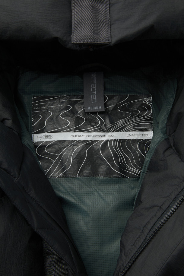 SERIES; X UNAFFECTED N2B 숏 다운 점퍼는 남녀 공용으로 착용 가능한 오버핏 숏패딩입니다. 겨울철 보온과 방풍 기능에 중점을 둔 두꺼운 두께의 나일론 소재를 사용하여 제작되었으며, 부드러운 촉감을 선사합니다. 집업 스타일의 블랙 무지 디자인으로, 캐주얼 및 스포티 무드를 연출하며 캠핑룩이나 등산룩과 같은 TPO에도 적합합니다. 후드가 달려 있어 더욱 따뜻하고 스타일리시하게 착용 가능하며, 미니멀한 스타일을 선호하는 분들께 추천합니다. 긴 소매 기장으로 활동성을 높였습니다.
