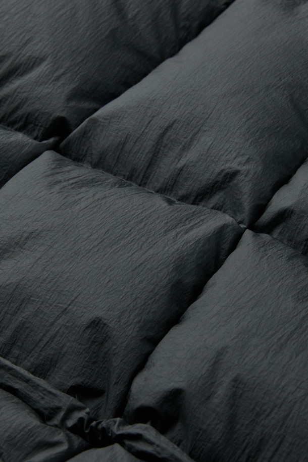 SERIES; X UNAFFECTED M90 ECWCS 다운 파카는 남성용 아우터로, 겨울철 일상 및 아웃도어 활동에 적합한 다운 파카입니다. 블랙 색상의 무지 디자인에 오버핏으로 제작되어 스포티하면서도 밀리터리 스타일을 연출합니다. 두꺼운 두께감과 방수 기능을 갖춘 나일론 소재로 제작되어 보온성을 높였으며, 여행, 캠핑, 등산 등 다양한 TPO에 활용 가능합니다. 집업 여밈 방식에 긴 소매, 후드, 패딩 디테일이 돋보이는 다운 파카입니다.
