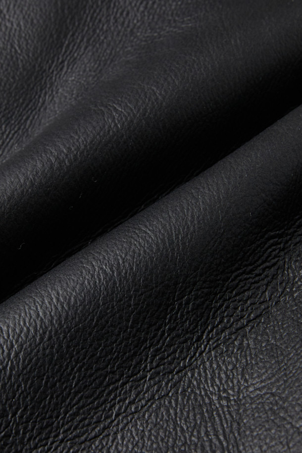 메리노 실키 무스탕은 부드러운 양가죽과 양털 소재를 사용하여 고급스러운 촉감을 선사하는 아우터입니다. 블랙, 베이지 두 가지 색상으로 출시되었으며, 숏 기장의 오버핏 디자인으로 클래식하면서도 캐주얼한 스타일을 연출합니다. 투톤 배색과 비죠 디테일, 투웨이 지퍼, 핸드 포켓 등의 특징으로 보온성과 스타일을 동시에 잡았습니다. 데이트룩, 모임룩 등 다양한 TPO에 활용 가능하며, 미니멀한 룩에도 잘 어울립니다. 겨울철, 따뜻하고 세련된 스타일을 완성해 보세요.
