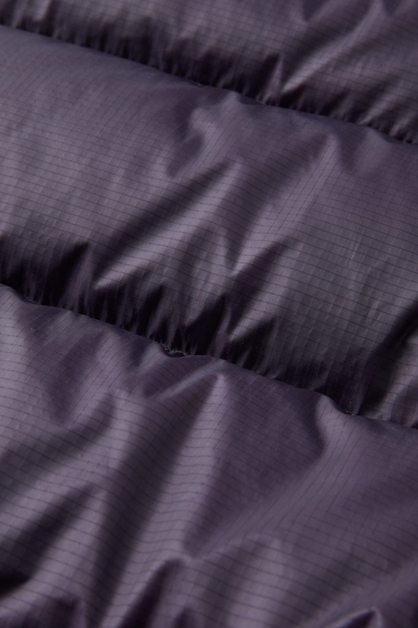 보온성과 활동성을 동시에 잡는 경량 다운 베스트입니다. 겨울철 데일리룩과 캠핑룩에 활용하기 좋은 아이템으로, 스포티, 미니멀, 캐주얼 스타일을 연출할 수 있습니다. 톤 다운된 퍼플 컬러에 무지 및 퀼팅 디자인으로 포인트를 더했으며, 루즈핏으로 편안한 착용감을 선사합니다. 가볍고 따뜻한 나일론 소재에 발수, 방풍 기능까지 갖춰 실용적이며, 내장 후드와 글러브 포켓으로 보온성을 높였습니다.
