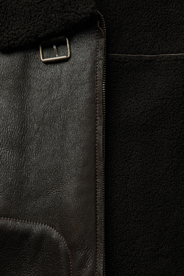 살바토레 산토로 무스탕 재킷은 브라운과 블랙 두 가지 색상으로 출시되어, 가을과 겨울에 따뜻하고 스타일리시하게 연출할 수 있습니다. 양가죽 소재로 제작되어 부드러운 촉감을 자랑하며, 크롭 기장에 집업 여밈 방식으로 편안하게 착용 가능합니다. 클래식한 무드의 스탠다드 핏으로, 양털 에리와 사이드 포켓, 퍼 안감으로 보온성을 높였습니다. 데이트룩, 모임룩 등 다양한 TPO에 미니멀, 시크한 스타일을 더해 세련된 룩을 완성해 보세요.
