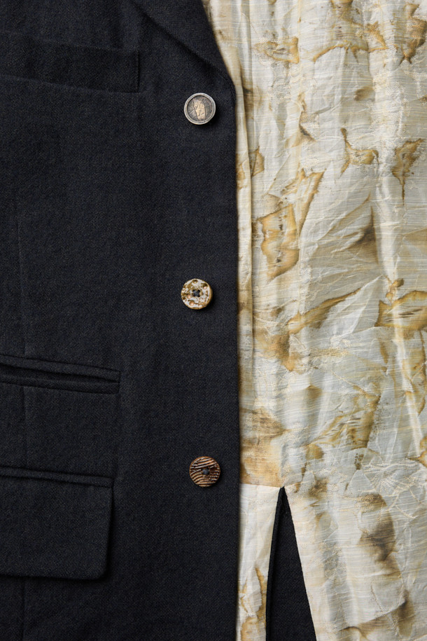 CHIAHUNG SU (치아홍 수) 핸드 우븐 & 다이드 플리팅 라이트 블레이저는 오가닉 울 100% 소재로 제작되어 부드러운 촉감을 선사합니다. 아이치 지역 원사로 염색한 블랙 컬러의 모던한 무드가 돋보이며, 핸드위빙 기법과 플리팅 디테일이 특징입니다. 봄, 가을 시즌에 활용하기 좋은 크롭 기장의 싱글 버튼 레귤러핏 블레이저로, 오피스룩, 비즈니스 캐주얼, 모임룩 등 다양한 TPO에 활용 가능한 아이템입니다. 클래식, 미니멀, 시크 스타일에 매치하여 세련된 스타일을 연출해보세요. 얇은 두께감으로 편안하게 착용할 수 있으며, 긴 소매 디자인으로 포멀한 분위기를 더합니다.
