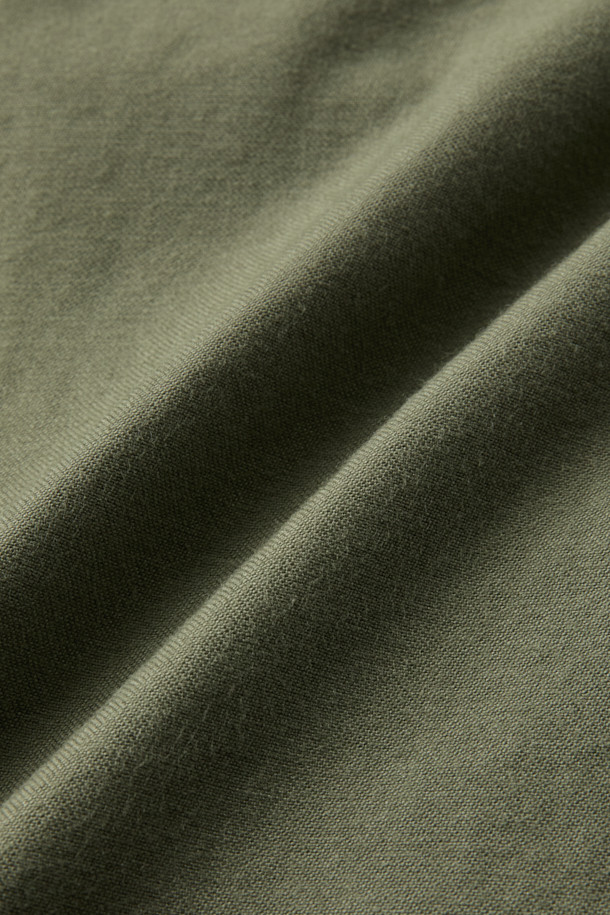 나이젤 카본 아미 카고 팬츠는 남성을 위한 밀리터리 스타일의 카고 팬츠입니다. 카키와 올리브 두 가지 색상으로 제공되며, 사계절 착용이 가능합니다. M-51 밀리터리 팬츠 디자인을 바탕으로 제작되었으며, 여섯 개의 플랩 포켓과 허벅지 부위 포켓 디테일이 특징입니다. 턱(tuck) 디테일과 밀리터리 스타일 버튼 및 스냅으로 클래식한 밀리터리 무드를 더했습니다. 레귤러핏의 백사틴 소재로 제작되어 출근룩, 캠핑룩 등 다양한 TPO에 활용 가능하며, 클래식, 워크웨어, 캐주얼 스타일을 연출하기 좋습니다.
