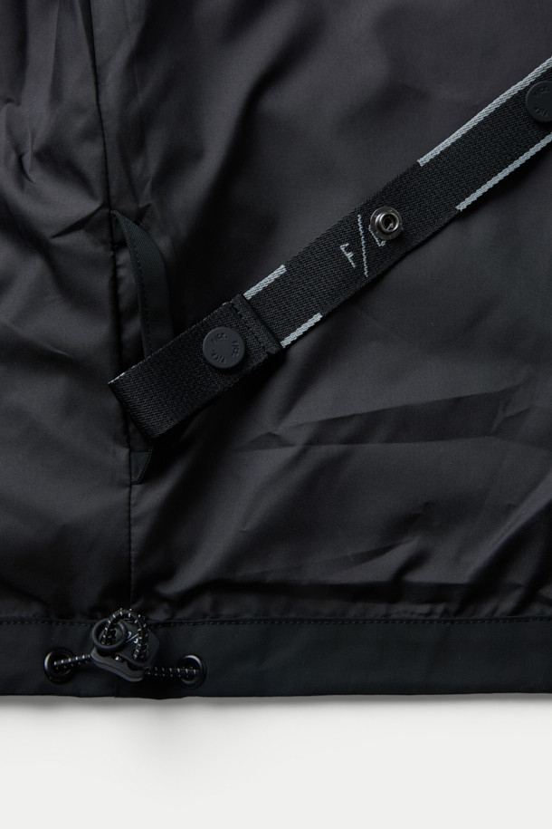 F/CE (에프씨이) MODULAR INTEGRATED 재킷은 봄, 가을 시즌에 활용하기 좋은 블랙 컬러의 여성 및 남성 공용 자켓입니다. 루즈핏으로 편안한 착용감을 선사하며, 드라이한 터치감의 폴리에스테르 소재로 제작되어 부드러운 촉감을 느낄 수 있습니다. 발수 기능과 신축성, 탄성이 더해져 활동성을 높였으며, 자카드 벨트 내장, 사코슈 타입 변형, 분리형 포켓 등 실용적인 디테일을 갖추었습니다. 일상, 여행, 산책 등 다양한 TPO에 스포티, 미니멀, 캐주얼 스타일로 연출하기 좋습니다. 집업 방식으로 간편하게 착용할 수 있는 크롭 기장의 긴소매 자켓입니다.
