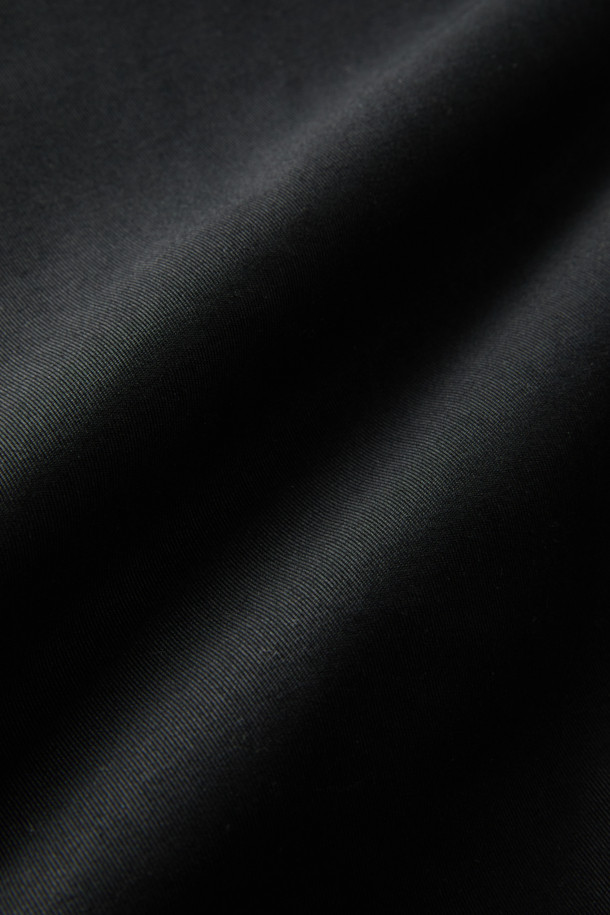 나이젤 카본 OW02 덱 재킷 코듀로이는 가을, 겨울 시즌에 어울리는 남성용 아우터입니다. 블랙 컬러의 레귤러핏 덱 재킷으로, 워크웨어, 클래식, 미니멀 스타일을 모두 아우릅니다. 두꺼운 코듀로이 소재를 사용하여 보온성을 높였으며, 밑단 스트링 조절과 요크 및 팔 패치 강화 디테일이 특징입니다. 버튼 여밈 방식으로 출근룩에 멋을 더하며, 긴 소매 기장으로 안정적인 착용감을 제공합니다. 밀리터리 스타일의 덱 재킷으로, 튼튼함과 세련된 디자인을 동시에 만족시킵니다.
