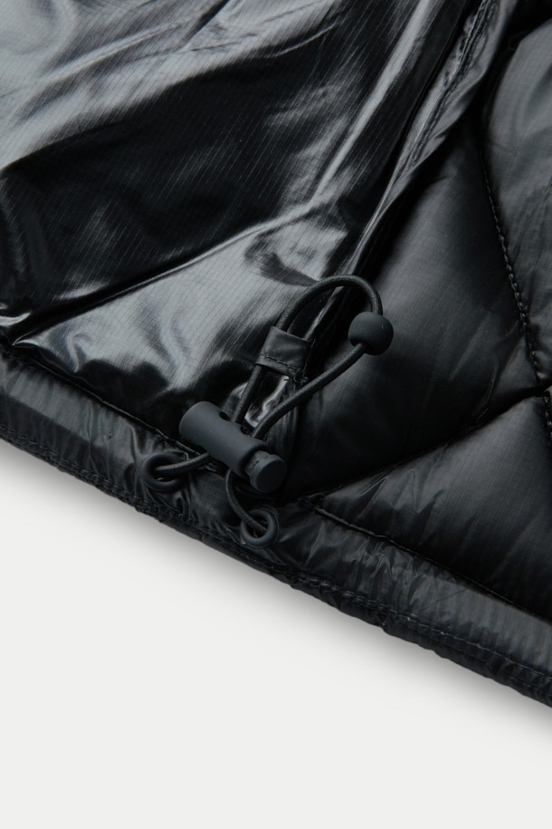 ROA NUNA (누나) 800 필파워 후디드 다운 재킷은 아웃도어 활동과 일상생활 모두에 적합한 공용 다운 재킷입니다. 800 필파워 다운 충전재와 립스탑 나일론 원단으로 제작되어 뛰어난 보온성과 가벼운 착용감을 제공하며, 방수 기능을 갖춰 변덕스러운 날씨에도 쾌적함을 유지합니다. 슬림핏 디자인에 크롭 기장으로 활동성을 높였으며, 미니멀하고 스포티한 스타일을 연출합니다. 양방향 리버스 지퍼, 대형 전면 포켓, 엄지 구멍, 조절 가능한 밑단, 내장 후드 등의 디테일은 실용성을 더하며, 겨울철 데일리룩과 여행룩에 활용하기 좋습니다.
