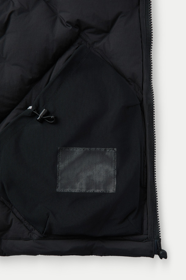 CMF 우븐 다운 후디는 미니멀한 스타일을 추구하는 당신을 위한 겨울철 필수 아이템입니다. 일상과 여행 등 다양한 TPO에 활용 가능하며, X자 구조 직조와 다운팩 없는 구조로 가볍고 편안한 착용감을 선사합니다. 다운 90%, 페더 10% (700FP)의 뛰어난 보온성으로 추운 날씨에도 따뜻함을 유지하며, CMF WOVEN 기술과 다운 본딩 처리로 내구성을 높였습니다. 블랙 컬러의 무지 디자인에 오버핏, 크롭 기장으로 스타일리시함을 더하고, 사선 포켓과 집업 여밈 방식이 실용성을 더합니다.
