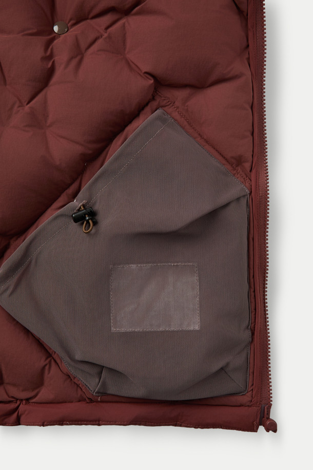 CMF 우븐 다운 후디는 CMF WOVEN 직조 기술을 적용하여 보온성과 내구성을 극대화한 다운 점퍼입니다. 다운 90%, 페더 10% (700FP)의 충전재로 제작되어 가볍고 따뜻하며, 다운 쏠림과 뭉침을 방지하여 쾌적한 착용감을 제공합니다. 오버핏, 크롭 기장으로 트렌디한 스타일을 연출하며, 사선 포켓과 집업 여밈 방식으로 실용성을 더했습니다. 브라운 컬러의 무지 디자인으로, 여행룩, 캠핑룩, 캐주얼, 미니멀, 고프코어 스타일 등 다양한 스타일에 활용하기 좋습니다. 겨울철 데일리 아우터로 추천합니다.
