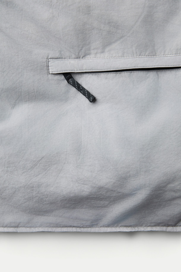 INNAT(인낫) x WILD THINGS(와일드 띵스) 가먼트 다이드 마칼루 다운은 일상과 아웃도어 활동 모두에 적합한 남녀 공용 다운점퍼입니다. 톤 다운된 그레이 컬러와 캐주얼, 아웃도어 스타일을 결합하여 다양한 룩에 활용하기 좋습니다. 면, 나일론 혼방 소재로 제작되었으며, 덕다운 80%, 페더 20% 충전재로 뛰어난 보온성을 제공합니다. 2-WAY 후드, WILD CAT 로고, 게임 포켓 등의 디테일과 피그먼트 염색 가공으로 빈티지한 텍스처를 더했습니다. 스냅버튼 밑단 조절 기능으로 사이즈 조절이 가능하며, 겨울철 여행, 캠핑, 등산 시 따뜻하고 스타일리시하게 연출할 수 있습니다.
