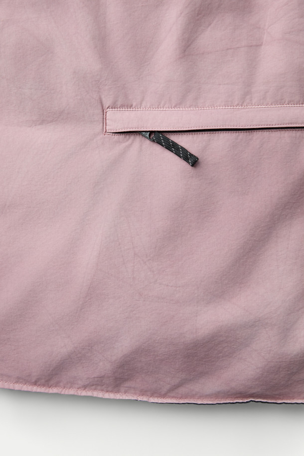 INNAT (이낫) x WILD THINGS (와일드 띵스) 가먼트 다이드 마칼루 다운은 캐주얼과 클래식 스타일을 아우르는 숏패딩입니다. 핑크 컬러의 무지 디자인으로, 겨울철 일상룩과 여행, 캠핑룩에 잘 어울립니다. 오버핏으로 편안한 착용감을 선사하며, 면, 나일론, 덕다운 소재를 사용하여 보온성을 높였습니다. 후드 2-WAY 타입으로 후드 수납이 가능하며, 스냅 버튼으로 길이 조절이 가능합니다. 피그먼트 염색 가공과 빈티지한 텍스처, 브랜드 로고 자수, 게임 포켓 적용이 돋보이는 제품입니다.
