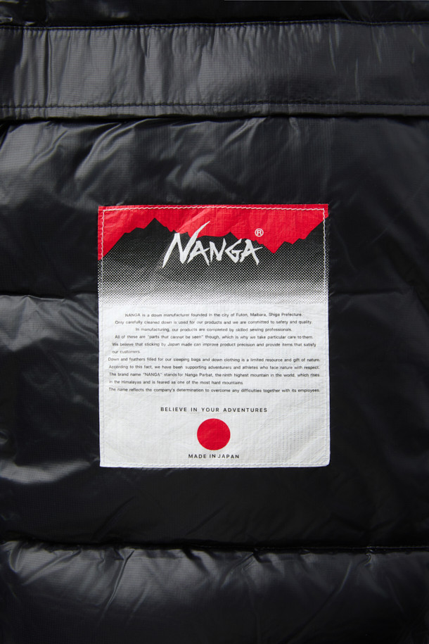 NANGA(난가) 오로라 텍스 라이트 스탠드 칼라 다운 재킷 MIKAMI는 일상과 아웃도어 활동 모두에 적합한 남녀 공용 겨울 다운 재킷입니다. 스포티하고 캐주얼한 무드의 무지 디자인에 레귤러 핏으로 제작되었으며, 두꺼운 두께감의 나일론 소재로 부드러운 촉감을 선사합니다. 150g SPDX 다운 충전재와 이중 다운 레이어를 적용하여 뛰어난 보온성과 방풍 기능을 제공하며, KARUISHI 소재를 사용한 소매 끝단과 칼라 안감이 특징입니다. 가슴 포켓 디자인과 직조 라벨 부착으로 실용성을 더했으며, 캠핑룩, 스포티, 캐주얼, 미니멀 스타일을 연출하기 좋습니다.
