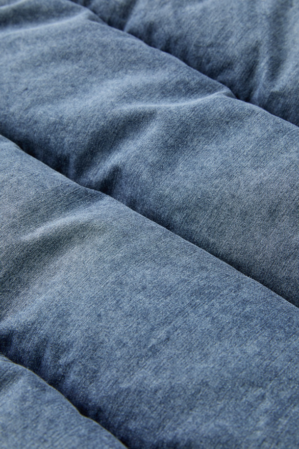 NANGA (난가) 알라야 다운 베스트는 겨울철 보온성을 책임지는 남성용 다운 베스트입니다. 네이비 색상에 무지 디자인으로, 출근룩이나 여행룩 등 다양한 TPO에 활용하기 좋습니다. 180g 리사이클 다운 충전재를 사용하여 가볍지만 뛰어난 보온성을 제공하며, 부드러운 촉감의 폴리에스터 안감으로 편안한 착용감을 선사합니다. 집업 스타일의 레귤러핏으로 미니멀, 클래식, 캐주얼 등 어떤 스타일에도 잘 어울립니다. 일상과 실내외 활동 모두에서 활용 가능한 실용적인 아이템입니다.
