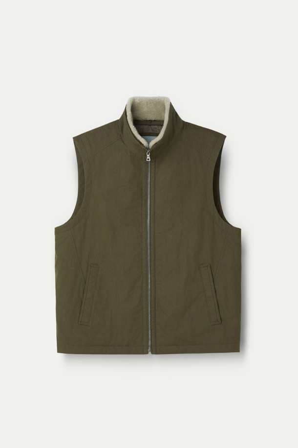 멕켄지 구스코트는 미니멀하고 베이직한 스타일의 겨울용 아우터입니다. 카키와 올리브 두 가지 색상으로 출시되었으며, 무릎 기장의 무지 디자인이 특징입니다. 고밀도 원단과 구스다운 충전재를 사용하여 보온성을 높였으며, 탈부착 가능한 베스트 패널과 양털 넥으로 다양한 스타일 연출이 가능합니다. 레귤러핏과 세미오버핏 두 가지 핏으로 제공되며, 지퍼와 히든 버튼으로 여밈 방식을 더했습니다. 출근룩과 여행룩에 모두 활용하기 좋은, 부드러운 촉감의 구스다운 코트입니다.
