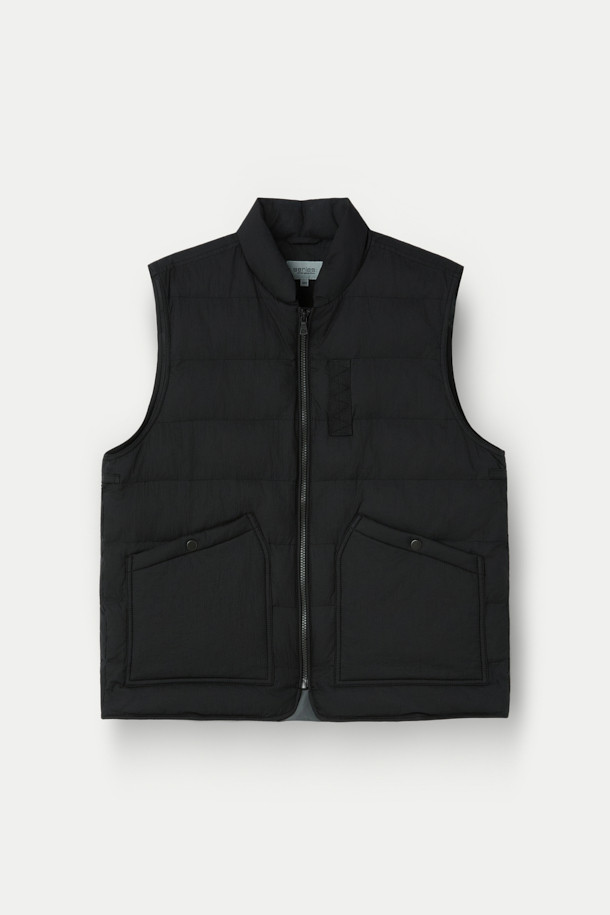 베노 올메텍스는 캐주얼, 미니멀, 클래식 스타일을 아우르는 공용 점퍼형 재킷입니다. 가을, 겨울 시즌에 적합하며, 일상 및 캐주얼 용도로 활용하기 좋습니다. 블랙 컬러의 무지 디자인으로 밀리터리 스타일의 무드를 연출합니다. 루즈핏으로 편안한 착용감을 선사하며, 지퍼와 스냅으로 여밈 방식을 갖췄습니다. 이탈리아 OLMETEX S.P.A 원단을 사용하여 부드러운 촉감을 자랑하며, 탈부착 가능한 이너 베스트와 3M 신슐레이트 충전재로 보온성을 높였습니다. 방수 기능과 내구성을 갖춰 출근룩, 여행룩 등 다양한 TPO에 활용 가능합니다.
