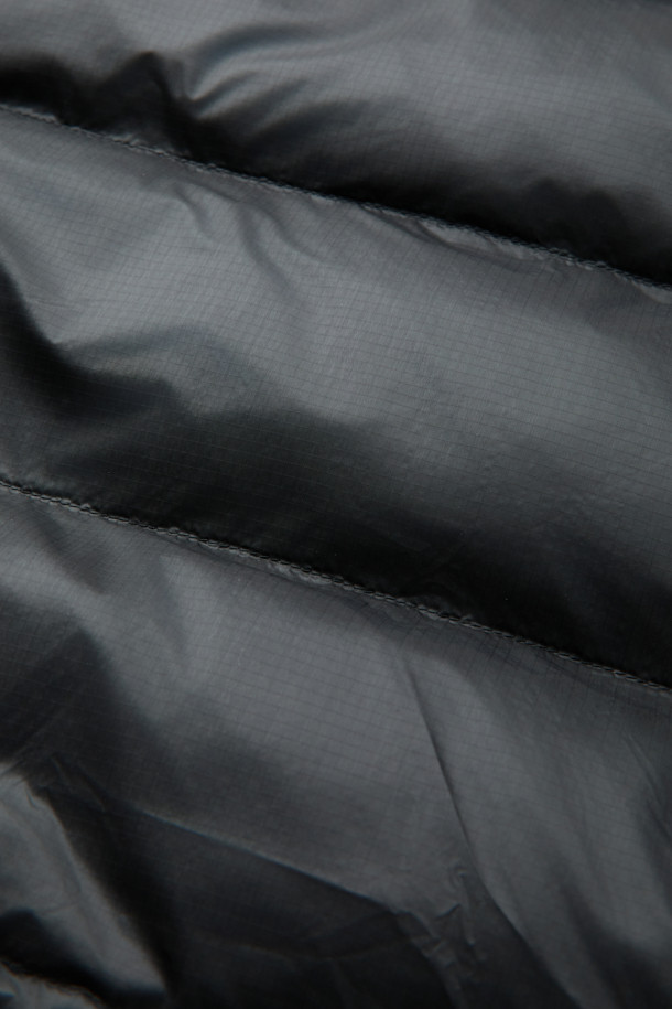 **미들레이어 경량 다운 점퍼**는 가을과 겨울, 일상 및 아웃도어 활동에 적합한 남녀 공용 아우터입니다. 블랙 색상의 무지 디자인으로 미니멀하고 베이직한 스타일을 연출하며, 집업 여밈 방식과 베이직핏으로 편안한 착용감을 선사합니다. 초경량 나일론 소재와 구스다운 충전재를 사용하여 가볍고 따뜻하며, 발수 및 방풍 코팅으로 기능성을 더했습니다. 빌트인 후드 분리가 가능하며, 접밴드 및 절개 보강 설계를 통해 활동성을 높였습니다. 출근룩과 여행룩 등 다양한 TPO에 활용할 수 있는 실용적인 아이템입니다.
