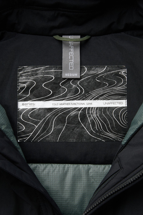 SERIES; X UNAFFECTED MK3 하이브리드 다운 봄버는 남성용 아우터로, 겨울철 일상룩에 적합한 다운 점퍼입니다. 블랙 컬러에 무지 패턴으로 미니멀하면서도 스트릿 스타일을 연출할 수 있으며, 하이넥 디자인과 플랩 포켓 디테일이 돋보입니다. 오버핏 크롭 기장으로 트렌디함을 더하고, 보온성과 방수 기능을 갖춰 추운 날씨에도 쾌적하게 착용 가능합니다. 하이브리드 다운 충전재와 나일론 소재를 사용하여 뛰어난 보온성을 제공하며 출근룩과 여행룩에 모두 활용하기 좋습니다.
