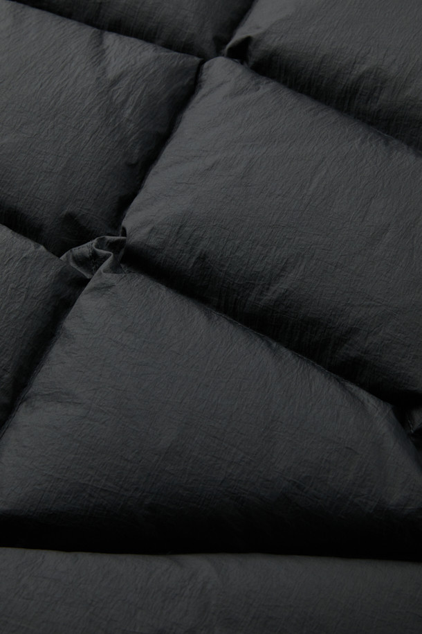 SERIES; X UNAFFECTED N2B 숏 다운 점퍼는 남녀 공용으로 착용 가능한 오버핏 숏패딩입니다. 겨울철 보온과 방풍 기능에 중점을 둔 두꺼운 두께의 나일론 소재를 사용하여 제작되었으며, 부드러운 촉감을 선사합니다. 집업 스타일의 블랙 무지 디자인으로, 캐주얼 및 스포티 무드를 연출하며 캠핑룩이나 등산룩과 같은 TPO에도 적합합니다. 후드가 달려 있어 더욱 따뜻하고 스타일리시하게 착용 가능하며, 미니멀한 스타일을 선호하는 분들께 추천합니다. 긴 소매 기장으로 활동성을 높였습니다.
