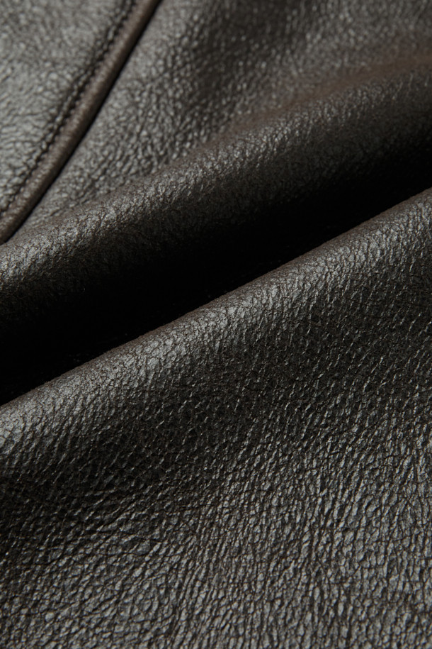 살바토레 산토로 무스탕 재킷은 브라운과 블랙 두 가지 색상으로 출시되어, 가을과 겨울에 따뜻하고 스타일리시하게 연출할 수 있습니다. 양가죽 소재로 제작되어 부드러운 촉감을 자랑하며, 크롭 기장에 집업 여밈 방식으로 편안하게 착용 가능합니다. 클래식한 무드의 스탠다드 핏으로, 양털 에리와 사이드 포켓, 퍼 안감으로 보온성을 높였습니다. 데이트룩, 모임룩 등 다양한 TPO에 미니멀, 시크한 스타일을 더해 세련된 룩을 완성해 보세요.
