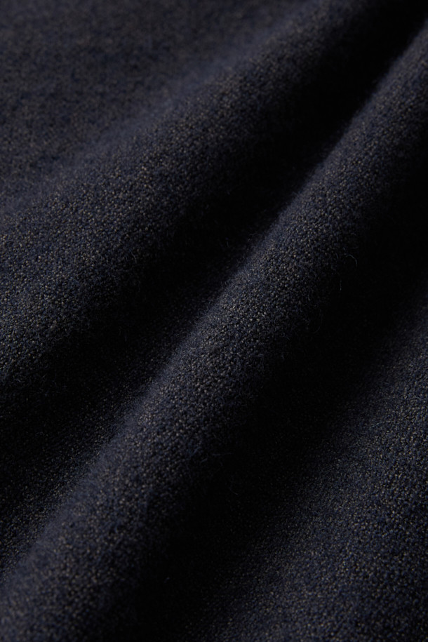 CHIAHUNG SU (치아홍 수) 핸드 우븐 & 다이드 플리팅 라이트 블레이저는 오가닉 울 100% 소재로 제작되어 부드러운 촉감을 선사합니다. 아이치 지역 원사로 염색한 블랙 컬러의 모던한 무드가 돋보이며, 핸드위빙 기법과 플리팅 디테일이 특징입니다. 봄, 가을 시즌에 활용하기 좋은 크롭 기장의 싱글 버튼 레귤러핏 블레이저로, 오피스룩, 비즈니스 캐주얼, 모임룩 등 다양한 TPO에 활용 가능한 아이템입니다. 클래식, 미니멀, 시크 스타일에 매치하여 세련된 스타일을 연출해보세요. 얇은 두께감으로 편안하게 착용할 수 있으며, 긴 소매 디자인으로 포멀한 분위기를 더합니다.
