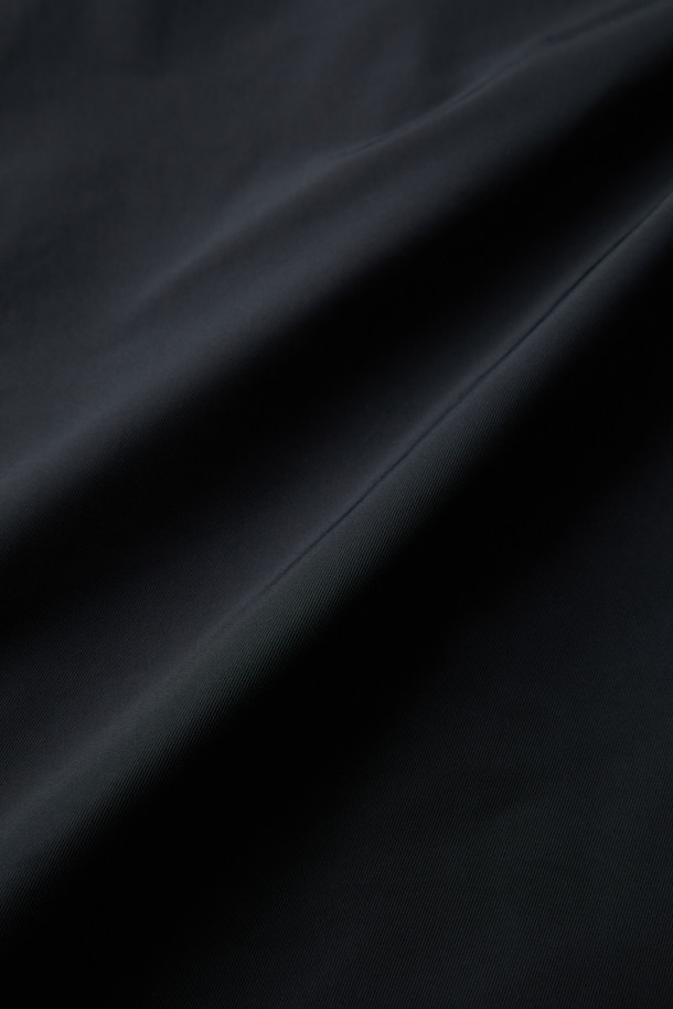 F/CE (에프씨이) MODULAR INTEGRATED 재킷은 봄, 가을 시즌에 활용하기 좋은 블랙 컬러의 여성 및 남성 공용 자켓입니다. 루즈핏으로 편안한 착용감을 선사하며, 드라이한 터치감의 폴리에스테르 소재로 제작되어 부드러운 촉감을 느낄 수 있습니다. 발수 기능과 신축성, 탄성이 더해져 활동성을 높였으며, 자카드 벨트 내장, 사코슈 타입 변형, 분리형 포켓 등 실용적인 디테일을 갖추었습니다. 일상, 여행, 산책 등 다양한 TPO에 스포티, 미니멀, 캐주얼 스타일로 연출하기 좋습니다. 집업 방식으로 간편하게 착용할 수 있는 크롭 기장의 긴소매 자켓입니다.
