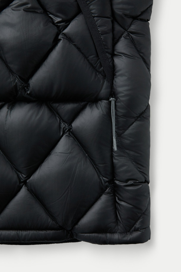 ROA NUNA (누나) 800 필파워 후디드 다운 재킷은 아웃도어 활동과 일상생활 모두에 적합한 공용 다운 재킷입니다. 800 필파워 다운 충전재와 립스탑 나일론 원단으로 제작되어 뛰어난 보온성과 가벼운 착용감을 제공하며, 방수 기능을 갖춰 변덕스러운 날씨에도 쾌적함을 유지합니다. 슬림핏 디자인에 크롭 기장으로 활동성을 높였으며, 미니멀하고 스포티한 스타일을 연출합니다. 양방향 리버스 지퍼, 대형 전면 포켓, 엄지 구멍, 조절 가능한 밑단, 내장 후드 등의 디테일은 실용성을 더하며, 겨울철 데일리룩과 여행룩에 활용하기 좋습니다.
