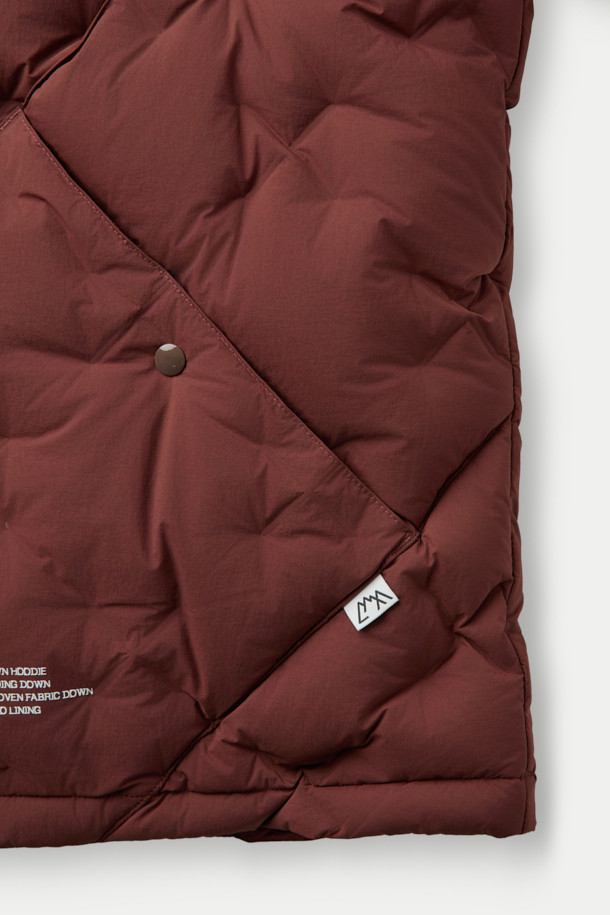 CMF 우븐 다운 후디는 CMF WOVEN 직조 기술을 적용하여 보온성과 내구성을 극대화한 다운 점퍼입니다. 다운 90%, 페더 10% (700FP)의 충전재로 제작되어 가볍고 따뜻하며, 다운 쏠림과 뭉침을 방지하여 쾌적한 착용감을 제공합니다. 오버핏, 크롭 기장으로 트렌디한 스타일을 연출하며, 사선 포켓과 집업 여밈 방식으로 실용성을 더했습니다. 브라운 컬러의 무지 디자인으로, 여행룩, 캠핑룩, 캐주얼, 미니멀, 고프코어 스타일 등 다양한 스타일에 활용하기 좋습니다. 겨울철 데일리 아우터로 추천합니다.
