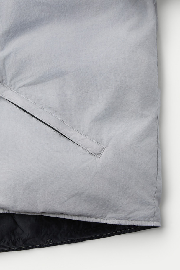 INNAT(인낫) x WILD THINGS(와일드 띵스) 가먼트 다이드 마칼루 다운은 일상과 아웃도어 활동 모두에 적합한 남녀 공용 다운점퍼입니다. 톤 다운된 그레이 컬러와 캐주얼, 아웃도어 스타일을 결합하여 다양한 룩에 활용하기 좋습니다. 면, 나일론 혼방 소재로 제작되었으며, 덕다운 80%, 페더 20% 충전재로 뛰어난 보온성을 제공합니다. 2-WAY 후드, WILD CAT 로고, 게임 포켓 등의 디테일과 피그먼트 염색 가공으로 빈티지한 텍스처를 더했습니다. 스냅버튼 밑단 조절 기능으로 사이즈 조절이 가능하며, 겨울철 여행, 캠핑, 등산 시 따뜻하고 스타일리시하게 연출할 수 있습니다.
