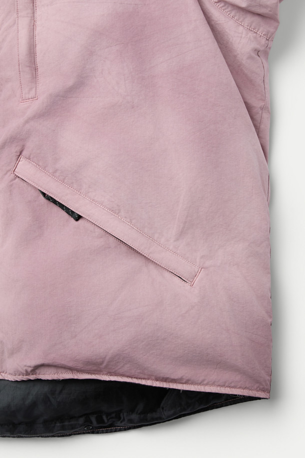 INNAT (이낫) x WILD THINGS (와일드 띵스) 가먼트 다이드 마칼루 다운은 캐주얼과 클래식 스타일을 아우르는 숏패딩입니다. 핑크 컬러의 무지 디자인으로, 겨울철 일상룩과 여행, 캠핑룩에 잘 어울립니다. 오버핏으로 편안한 착용감을 선사하며, 면, 나일론, 덕다운 소재를 사용하여 보온성을 높였습니다. 후드 2-WAY 타입으로 후드 수납이 가능하며, 스냅 버튼으로 길이 조절이 가능합니다. 피그먼트 염색 가공과 빈티지한 텍스처, 브랜드 로고 자수, 게임 포켓 적용이 돋보이는 제품입니다.
