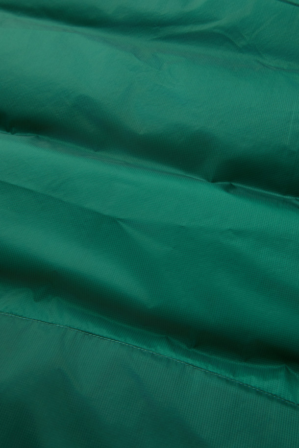 NANGA(난가) 오로라 텍스 라이트 스탠드 칼라 다운 재킷 MIKAMI는 일상과 아웃도어 활동 모두에 적합한 남녀 공용 다운 재킷입니다. 방풍 기능과 보온성을 갖춘 두꺼운 두께감의 이 제품은 겨울철 추위로부터 몸을 보호하며, 부드러운 촉감의 나일론 소재를 사용하여 편안한 착용감을 제공합니다. 후드 탈부착, 드래프트 튜브, 가슴 포켓, 그리고 KARUISHI 소재와 이중 다운 레이어 적용으로 기능성을 높였습니다. 스포티, 캐주얼, 고프코어 스타일을 아우르며 여행, 캠핑, 등산 등 다양한 TPO에 활용 가능합니다. 그린 컬러의 무지 디자인으로 어떤 스타일에도 쉽게 매치할 수 있습니다.
