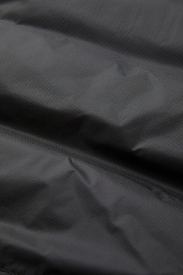 NANGA(난가) 오로라 텍스 라이트 스탠드 칼라 다운 재킷 MIKAMI는 일상과 아웃도어 활동 모두에 적합한 남녀 공용 겨울 다운 재킷입니다. 스포티하고 캐주얼한 무드의 무지 디자인에 레귤러 핏으로 제작되었으며, 두꺼운 두께감의 나일론 소재로 부드러운 촉감을 선사합니다. 150g SPDX 다운 충전재와 이중 다운 레이어를 적용하여 뛰어난 보온성과 방풍 기능을 제공하며, KARUISHI 소재를 사용한 소매 끝단과 칼라 안감이 특징입니다. 가슴 포켓 디자인과 직조 라벨 부착으로 실용성을 더했으며, 캠핑룩, 스포티, 캐주얼, 미니멀 스타일을 연출하기 좋습니다.
