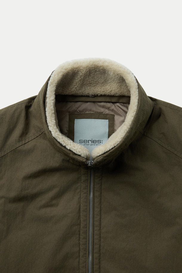 멕켄지 구스코트는 미니멀하고 베이직한 스타일의 겨울용 아우터입니다. 카키와 올리브 두 가지 색상으로 출시되었으며, 무릎 기장의 무지 디자인이 특징입니다. 고밀도 원단과 구스다운 충전재를 사용하여 보온성을 높였으며, 탈부착 가능한 베스트 패널과 양털 넥으로 다양한 스타일 연출이 가능합니다. 레귤러핏과 세미오버핏 두 가지 핏으로 제공되며, 지퍼와 히든 버튼으로 여밈 방식을 더했습니다. 출근룩과 여행룩에 모두 활용하기 좋은, 부드러운 촉감의 구스다운 코트입니다.
