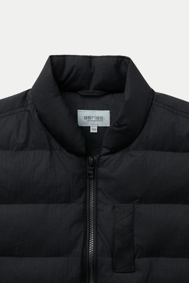 베노 올메텍스는 캐주얼, 미니멀, 클래식 스타일을 아우르는 공용 점퍼형 재킷입니다. 가을, 겨울 시즌에 적합하며, 일상 및 캐주얼 용도로 활용하기 좋습니다. 블랙 컬러의 무지 디자인으로 밀리터리 스타일의 무드를 연출합니다. 루즈핏으로 편안한 착용감을 선사하며, 지퍼와 스냅으로 여밈 방식을 갖췄습니다. 이탈리아 OLMETEX S.P.A 원단을 사용하여 부드러운 촉감을 자랑하며, 탈부착 가능한 이너 베스트와 3M 신슐레이트 충전재로 보온성을 높였습니다. 방수 기능과 내구성을 갖춰 출근룩, 여행룩 등 다양한 TPO에 활용 가능합니다.
