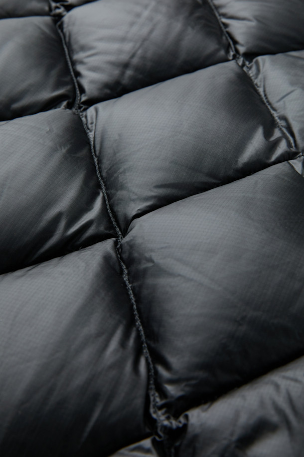 ROA NUNA (누나) 800 필파워 후디드 다운 재킷은 아웃도어 활동과 일상생활 모두에 적합한 공용 다운 재킷입니다. 800 필파워 다운 충전재와 립스탑 나일론 원단으로 제작되어 뛰어난 보온성과 가벼운 착용감을 제공하며, 방수 기능을 갖춰 변덕스러운 날씨에도 쾌적함을 유지합니다. 슬림핏 디자인에 크롭 기장으로 활동성을 높였으며, 미니멀하고 스포티한 스타일을 연출합니다. 양방향 리버스 지퍼, 대형 전면 포켓, 엄지 구멍, 조절 가능한 밑단, 내장 후드 등의 디테일은 실용성을 더하며, 겨울철 데일리룩과 여행룩에 활용하기 좋습니다.
