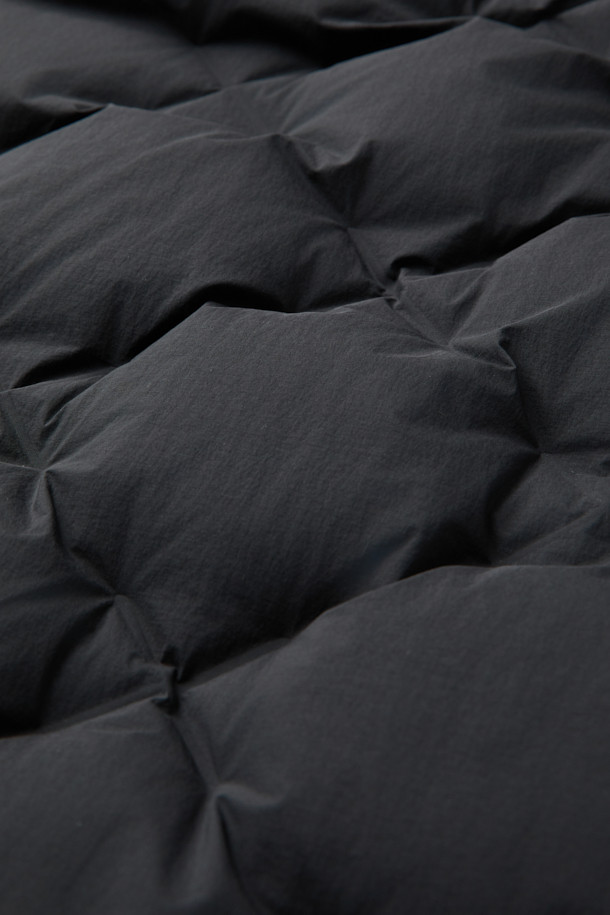 CMF 우븐 다운 후디는 미니멀한 스타일을 추구하는 당신을 위한 겨울철 필수 아이템입니다. 일상과 여행 등 다양한 TPO에 활용 가능하며, X자 구조 직조와 다운팩 없는 구조로 가볍고 편안한 착용감을 선사합니다. 다운 90%, 페더 10% (700FP)의 뛰어난 보온성으로 추운 날씨에도 따뜻함을 유지하며, CMF WOVEN 기술과 다운 본딩 처리로 내구성을 높였습니다. 블랙 컬러의 무지 디자인에 오버핏, 크롭 기장으로 스타일리시함을 더하고, 사선 포켓과 집업 여밈 방식이 실용성을 더합니다.
