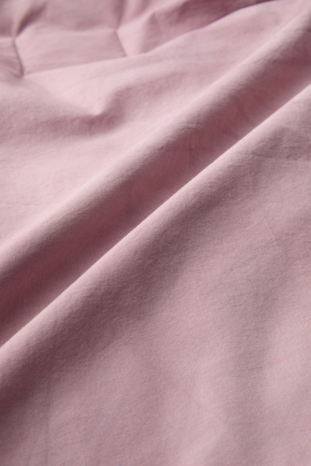 INNAT (이낫) x WILD THINGS (와일드 띵스) 가먼트 다이드 마칼루 다운은 캐주얼과 클래식 스타일을 아우르는 숏패딩입니다. 핑크 컬러의 무지 디자인으로, 겨울철 일상룩과 여행, 캠핑룩에 잘 어울립니다. 오버핏으로 편안한 착용감을 선사하며, 면, 나일론, 덕다운 소재를 사용하여 보온성을 높였습니다. 후드 2-WAY 타입으로 후드 수납이 가능하며, 스냅 버튼으로 길이 조절이 가능합니다. 피그먼트 염색 가공과 빈티지한 텍스처, 브랜드 로고 자수, 게임 포켓 적용이 돋보이는 제품입니다.
