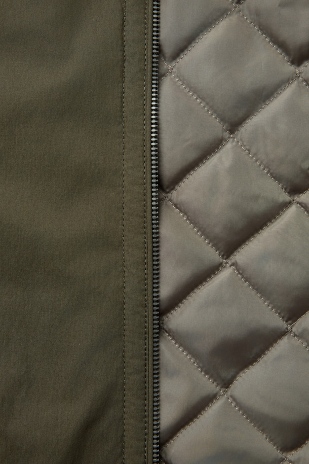 멕켄지 구스코트는 미니멀하고 베이직한 스타일의 겨울용 아우터입니다. 카키와 올리브 두 가지 색상으로 출시되었으며, 무릎 기장의 무지 디자인이 특징입니다. 고밀도 원단과 구스다운 충전재를 사용하여 보온성을 높였으며, 탈부착 가능한 베스트 패널과 양털 넥으로 다양한 스타일 연출이 가능합니다. 레귤러핏과 세미오버핏 두 가지 핏으로 제공되며, 지퍼와 히든 버튼으로 여밈 방식을 더했습니다. 출근룩과 여행룩에 모두 활용하기 좋은, 부드러운 촉감의 구스다운 코트입니다.
