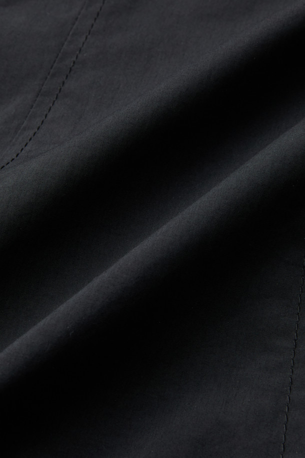 SERIES; X UNAFFECTED MK3 하이브리드 다운 봄버는 남성용 아우터로, 겨울철 일상룩에 적합한 다운 점퍼입니다. 블랙 컬러에 무지 패턴으로 미니멀하면서도 스트릿 스타일을 연출할 수 있으며, 하이넥 디자인과 플랩 포켓 디테일이 돋보입니다. 오버핏 크롭 기장으로 트렌디함을 더하고, 보온성과 방수 기능을 갖춰 추운 날씨에도 쾌적하게 착용 가능합니다. 하이브리드 다운 충전재와 나일론 소재를 사용하여 뛰어난 보온성을 제공하며 출근룩과 여행룩에 모두 활용하기 좋습니다.
