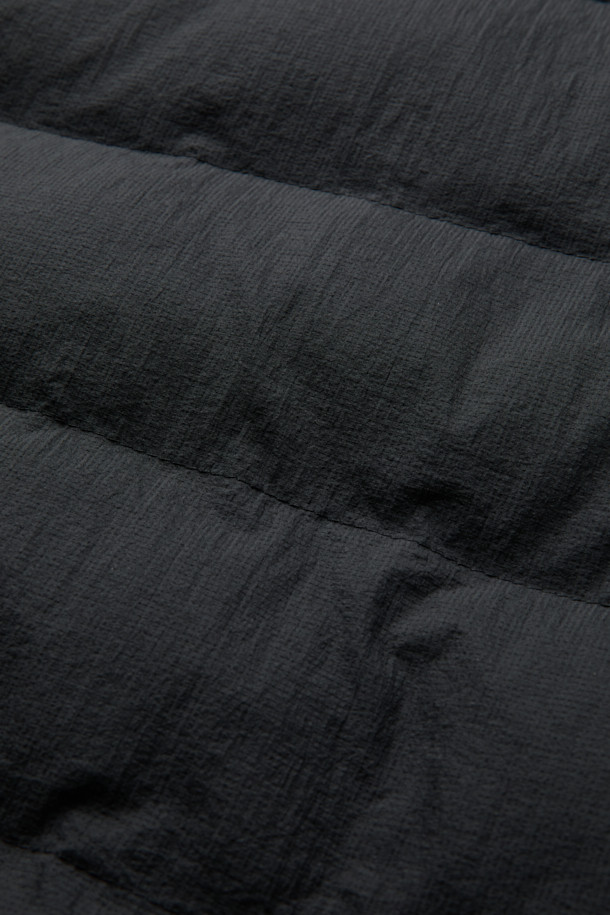 베노 올메텍스는 캐주얼, 미니멀, 클래식 스타일을 아우르는 공용 점퍼형 재킷입니다. 가을, 겨울 시즌에 적합하며, 일상 및 캐주얼 용도로 활용하기 좋습니다. 블랙 컬러의 무지 디자인으로 밀리터리 스타일의 무드를 연출합니다. 루즈핏으로 편안한 착용감을 선사하며, 지퍼와 스냅으로 여밈 방식을 갖췄습니다. 이탈리아 OLMETEX S.P.A 원단을 사용하여 부드러운 촉감을 자랑하며, 탈부착 가능한 이너 베스트와 3M 신슐레이트 충전재로 보온성을 높였습니다. 방수 기능과 내구성을 갖춰 출근룩, 여행룩 등 다양한 TPO에 활용 가능합니다.
