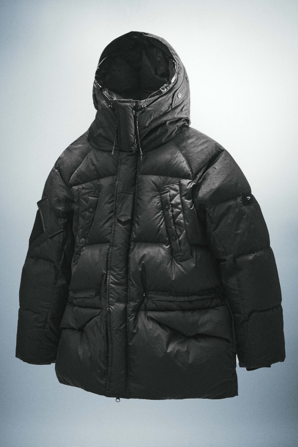 SERIES; X UNAFFECTED M90 ECWCS 다운 파카는 남성용 아우터로, 겨울철 일상 및 아웃도어 활동에 적합한 다운 파카입니다. 블랙 색상의 무지 디자인에 오버핏으로 제작되어 스포티하면서도 밀리터리 스타일을 연출합니다. 두꺼운 두께감과 방수 기능을 갖춘 나일론 소재로 제작되어 보온성을 높였으며, 여행, 캠핑, 등산 등 다양한 TPO에 활용 가능합니다. 집업 여밈 방식에 긴 소매, 후드, 패딩 디테일이 돋보이는 다운 파카입니다.
