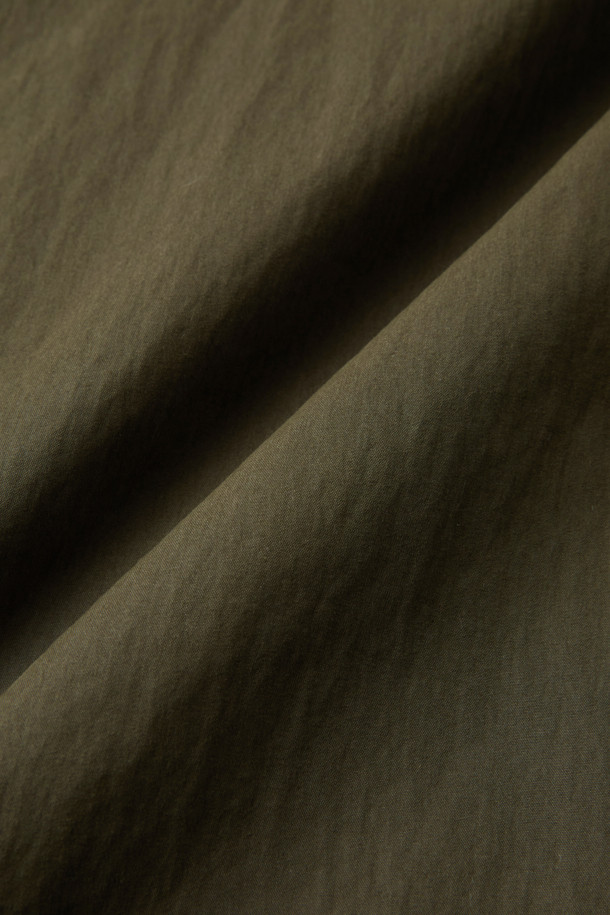 멕켄지 구스코트는 미니멀하고 베이직한 스타일의 겨울용 아우터입니다. 카키와 올리브 두 가지 색상으로 출시되었으며, 무릎 기장의 무지 디자인이 특징입니다. 고밀도 원단과 구스다운 충전재를 사용하여 보온성을 높였으며, 탈부착 가능한 베스트 패널과 양털 넥으로 다양한 스타일 연출이 가능합니다. 레귤러핏과 세미오버핏 두 가지 핏으로 제공되며, 지퍼와 히든 버튼으로 여밈 방식을 더했습니다. 출근룩과 여행룩에 모두 활용하기 좋은, 부드러운 촉감의 구스다운 코트입니다.
