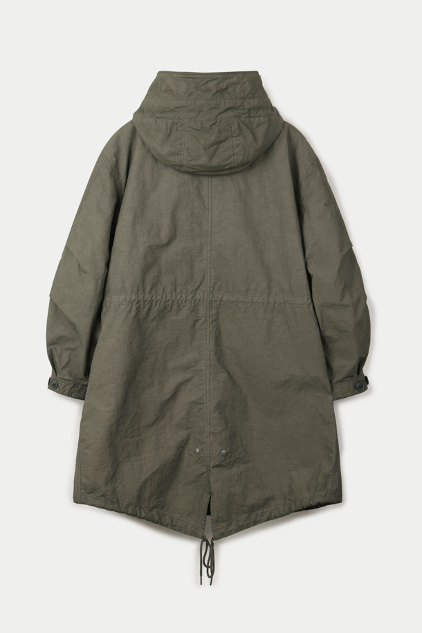 다잉 모즈코트는 밀리터리 스타일과 미니멀한 디자인을 결합한 아우터입니다. 가을, 겨울 시즌에 어울리는 두꺼운 두께감으로 보온성을 높였으며, 부드러운 촉감이 특징입니다. 카키와 올리브 두 가지 색상으로 출시되었으며, 탈부착 가능한 후드와 퀼팅 내피를 포함하여 실용성을 더했습니다. 가먼트 다잉 가공과 피치 가공을 통해 은은한 멋을 더했고, 세미 오버핏으로 편안한 착용감을 선사합니다. 출근룩, 미니멀, 클래식, 워크웨어 스타일을 즐겨 입는 분들께 추천합니다.
