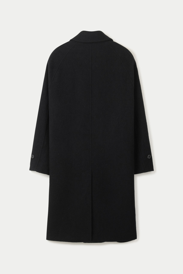 이번 겨울, 당신의 스타일을 완성할 롱 발마칸 핸드메이드 코트입니다. 차분한 색감의 무지 디자인으로, 미니멀하고 시크한 스타일을 연출하기에 좋습니다. 울과 알파카 혼방 소재로 제작되어 부드러운 촉감과 함께 뛰어난 보온성을 제공하며, 두꺼운 두께감으로 한겨울에도 따뜻하게 착용 가능합니다. 오버핏 디자인과 롱 기장으로 편안함과 스타일리시함을 동시에 잡았으며, 가볍고 유연한 착용감, 절제된 디테일이 특징입니다. 데일리룩, 출근룩, 모임룩 등 다양한 TPO에 활용하여 클래식하면서도 세련된 겨울 코디를 완성해 보세요.
