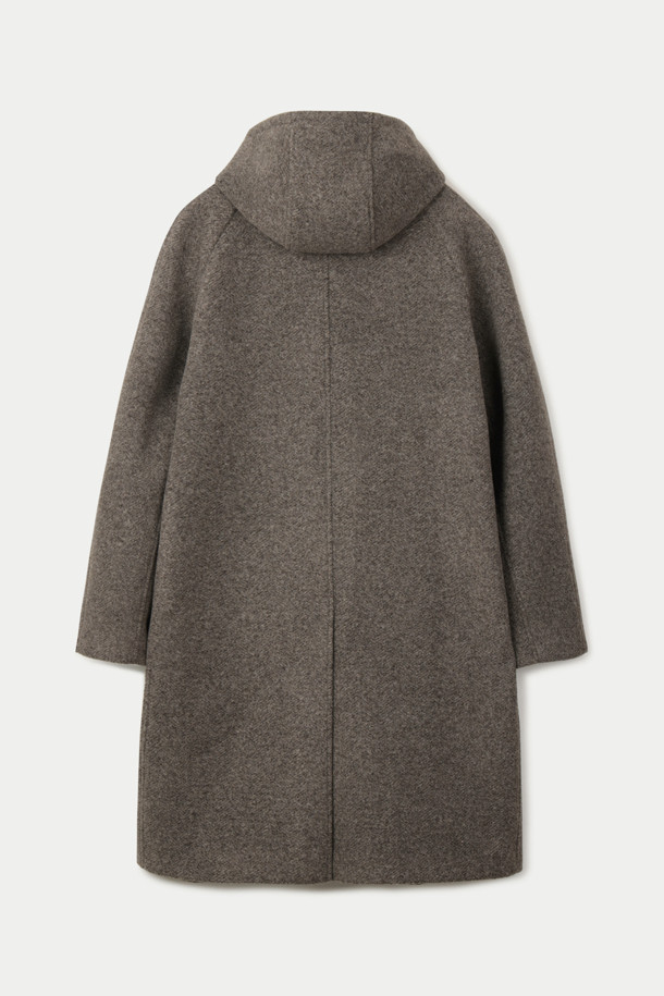 세련된 남성분들을 위한 울저지 후드패널 코트입니다. 이탈리아 LANIFICIO ROMA 원단을 사용하여 고급스러움을 더했으며, 부드러운 촉감과 두꺼운 두께로 뛰어난 보온성을 자랑합니다. 탈부착 가능한 후드와 네오프렌 본딩, 스트레치성이 더해져 편안한 착용감을 선사합니다. 무릎 기장의 세미오버핏 또는 루즈핏으로, 그레이 및 멜란지 컬러의 무지 패턴이 미니멀하고 모던한 스타일을 연출합니다. 출근룩, 비즈니스 캐주얼, 모임룩 등 다양한 TPO에 클래식, 미니멀, 시크한 무드로 활용하기 좋습니다.
