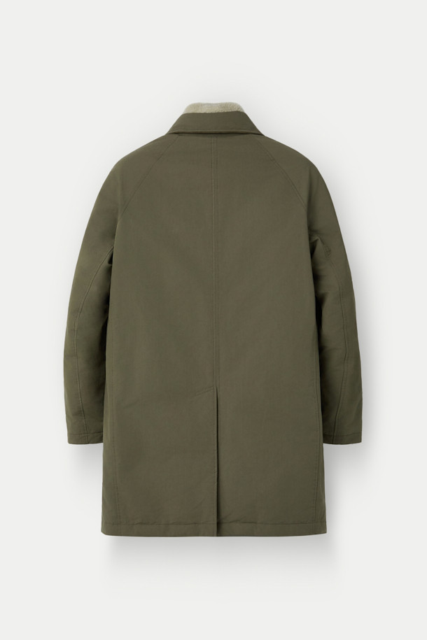 멕켄지 구스코트는 미니멀하고 베이직한 스타일의 겨울용 아우터입니다. 카키와 올리브 두 가지 색상으로 출시되었으며, 무릎 기장의 무지 디자인이 특징입니다. 고밀도 원단과 구스다운 충전재를 사용하여 보온성을 높였으며, 탈부착 가능한 베스트 패널과 양털 넥으로 다양한 스타일 연출이 가능합니다. 레귤러핏과 세미오버핏 두 가지 핏으로 제공되며, 지퍼와 히든 버튼으로 여밈 방식을 더했습니다. 출근룩과 여행룩에 모두 활용하기 좋은, 부드러운 촉감의 구스다운 코트입니다.
