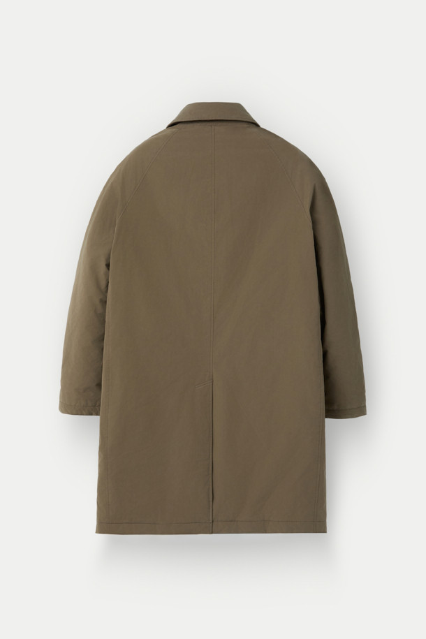 겨울철 일상과 출근룩, 여행룩에 모두 잘 어울리는 구스 코트입니다. 카키와 브라운 두 가지 색상으로 출시되어 미니멀하고 베이직한 스타일을 연출합니다. 롱 기장에 세미 오버핏으로 편안한 착용감을 선사하며, 버튼 여밈 방식으로 간편하게 입고 벗을 수 있습니다. 나일론과 폴리에스테르 혼방 소재로 제작되어 두꺼운 두께감과 부드러운 촉감을 자랑하며, 드롭숄더 디자인과 퀼팅 안감, 생활 방수 및 방풍 기능을 갖춰 보온성을 높였습니다. 
