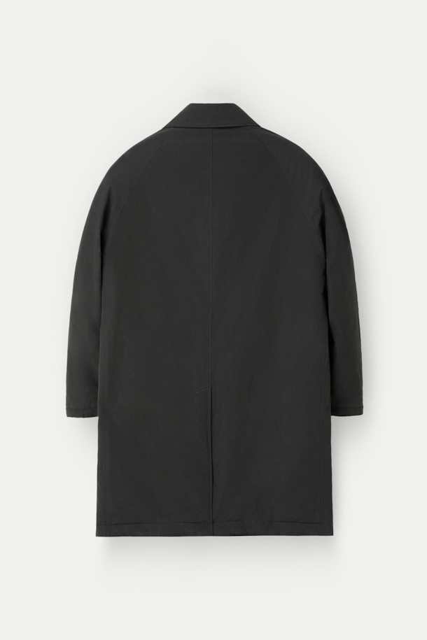 세련된 겨울 스타일을 완성하는 블랙 구스 코트입니다. 일상생활은 물론, 출근룩에도 잘 어울리는 미니멀하고 베이직한 디자인이 특징입니다. 롱 기장에 세미 오버핏으로 편안한 착용감을 선사하며, 지퍼형 여밈으로 간편하게 탈착용할 수 있습니다. 고밀도 나일론과 폴리에스테르 혼방 소재에 구스다운 충전재를 사용하여 뛰어난 보온성을 제공하며, 생활 방수 및 방풍 기능으로 추운 날씨에도 끄떡없습니다. 드롭 숄더 디자인과 퀼팅 안감으로 고급스러운 디테일을 더했습니다.
